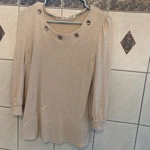 Light beige 3/4 sleeve shirt.